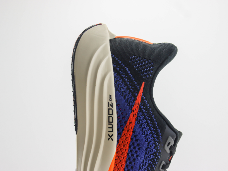 Pegasus Plus 'Black Hyper Crimson'