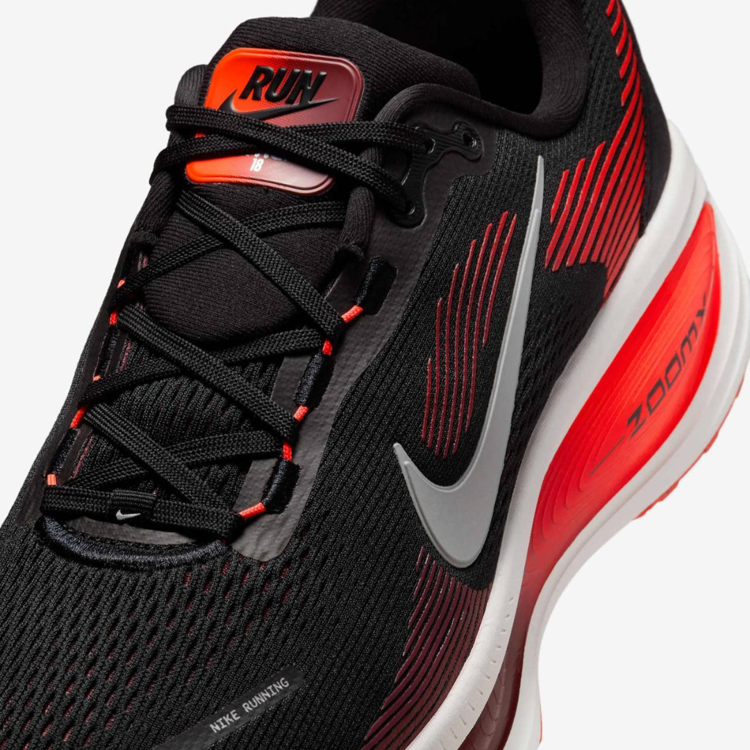 Nike Vomero 18 - Preto/Vermelho