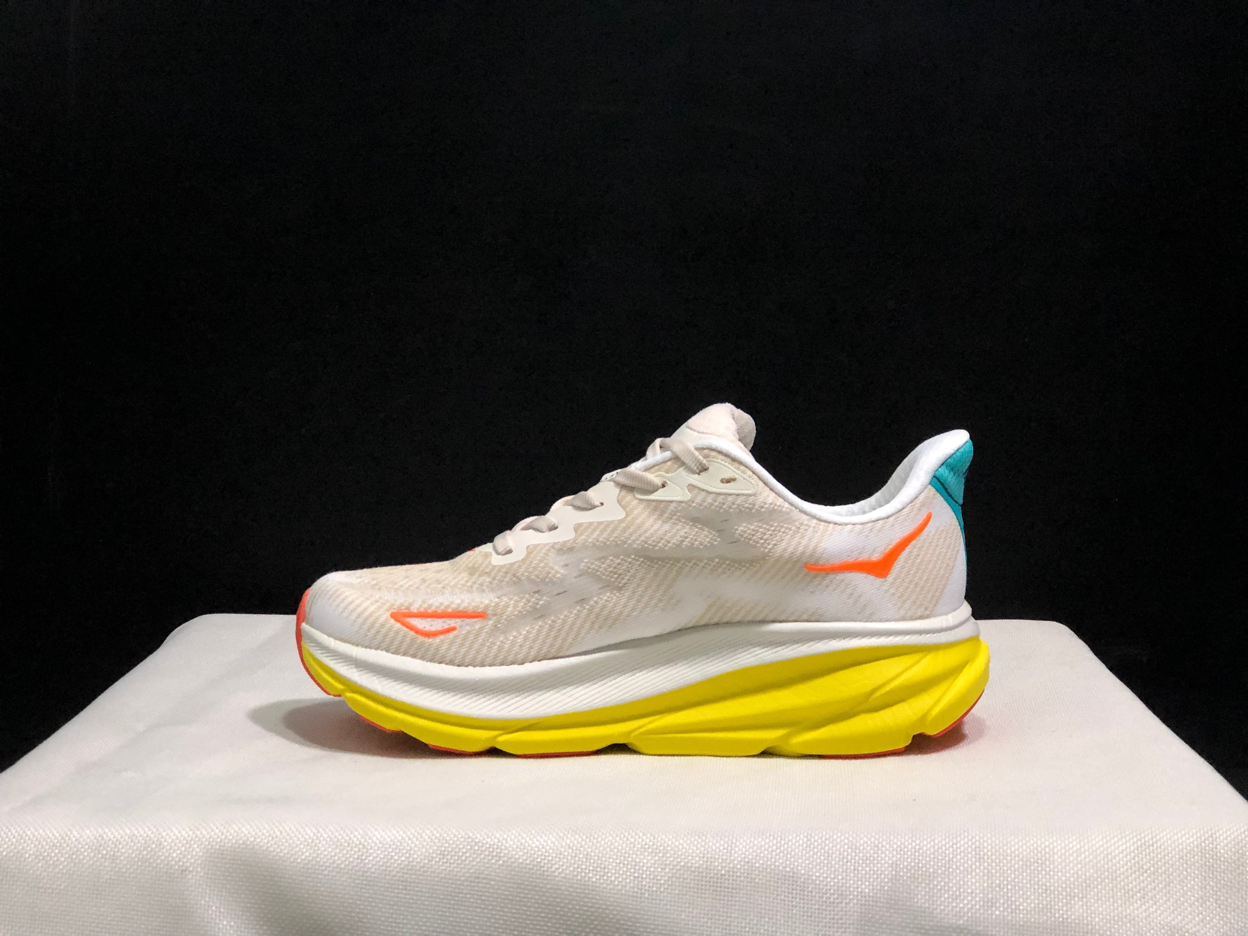 Hoka Clifton 9 'Beige-Pink'