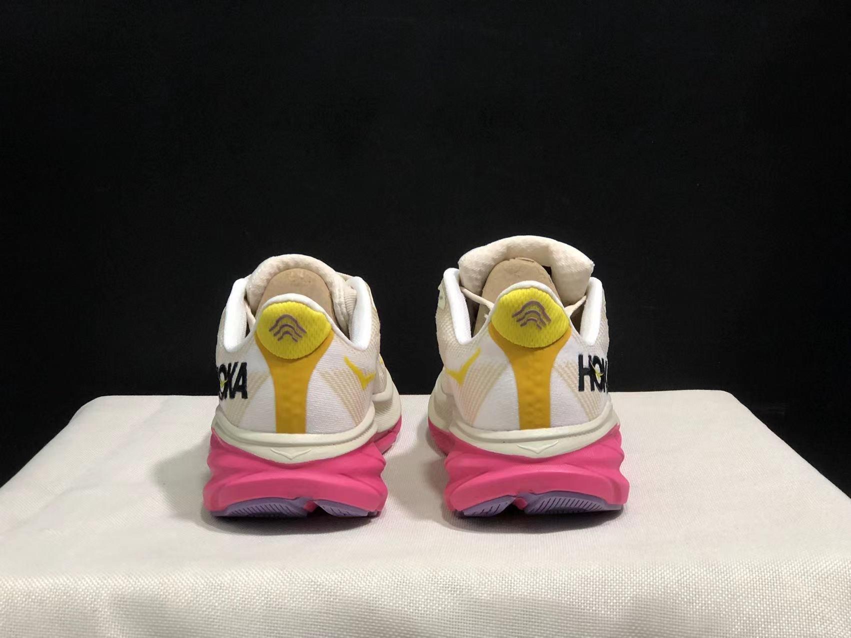 Hoka Clifton 9 'Beige-Pink'