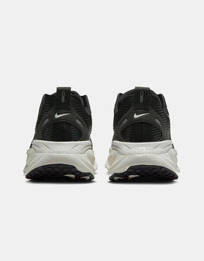 Vomero 18 "Black White"