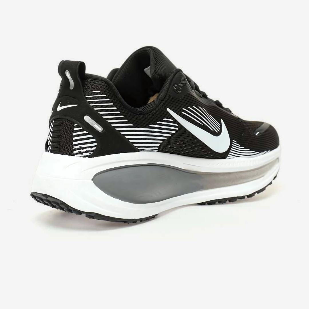 Nike Vomero 18 'Black'