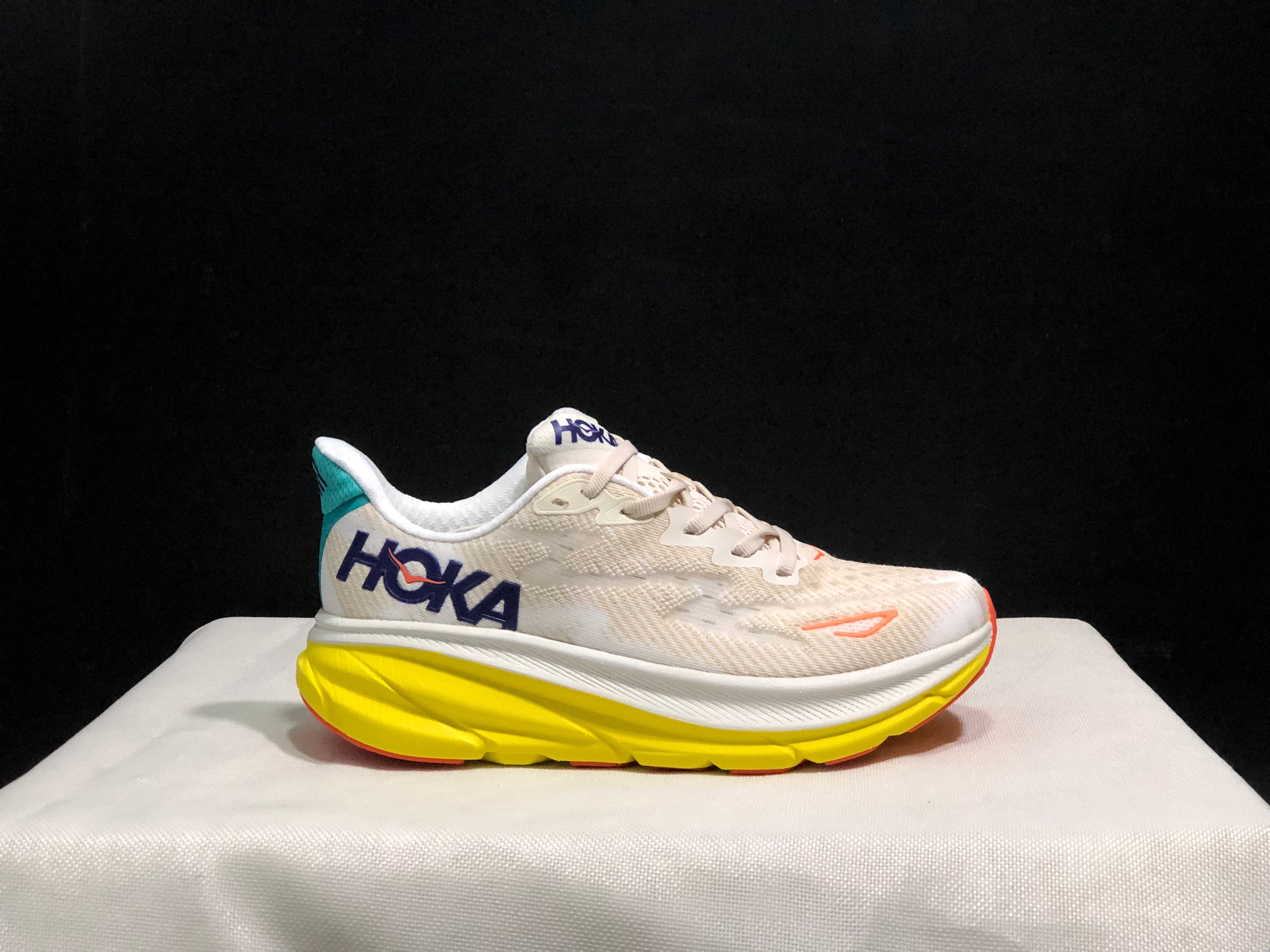 Hoka Clifton 9 'Beige-Pink'