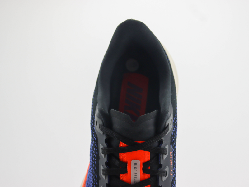 Pegasus Plus 'Black Hyper Crimson'